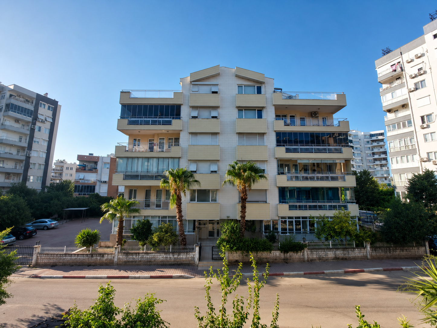 MEYDANKAVAĞIN'DA DOĞALGAZLI, ASANSÖRLÜ SATILIK 3+1 ARAKAT DAİRE
